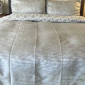 Vera Wang Illusion-Elegant Light Gray Textured Comforter Set - Neutral Bedding